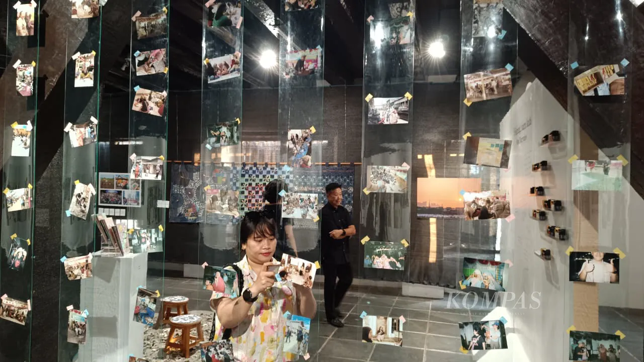A woman explores the Suara dari Muara exhibition