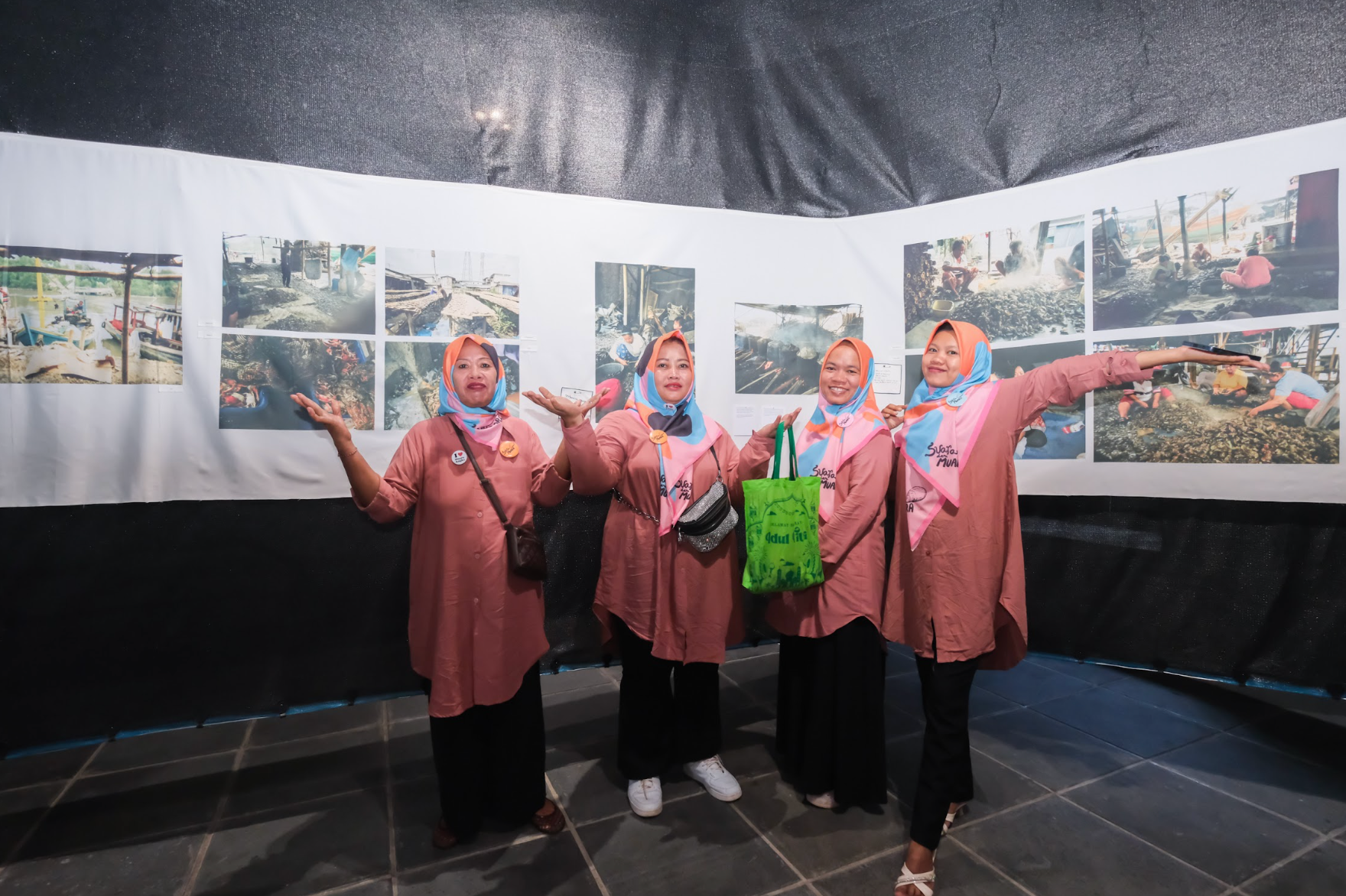 Women of Muara Angke presenting their photographs