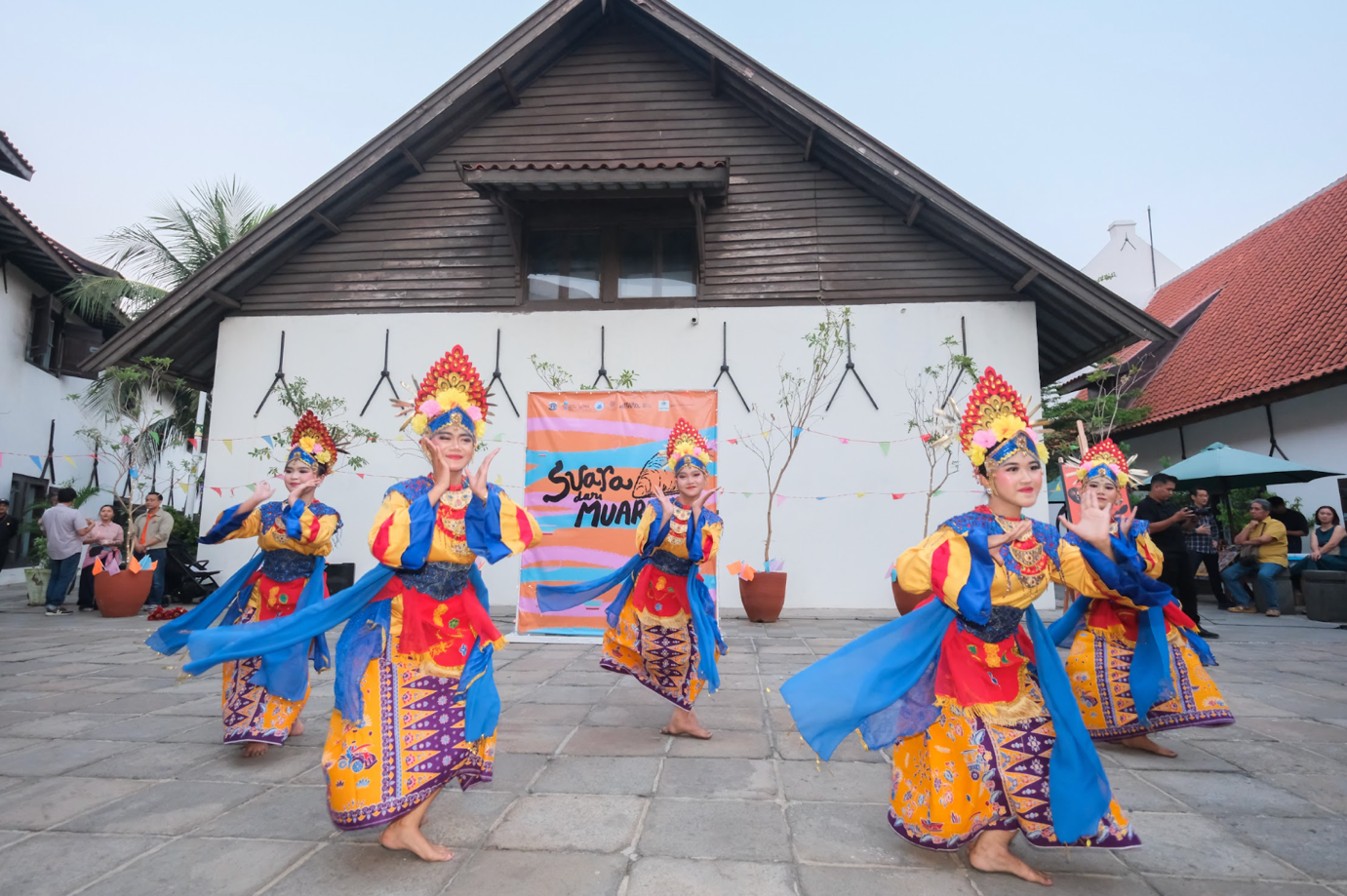 Suara dari Muara opening ceremony featuring a traditional dance performance from Jakarta.